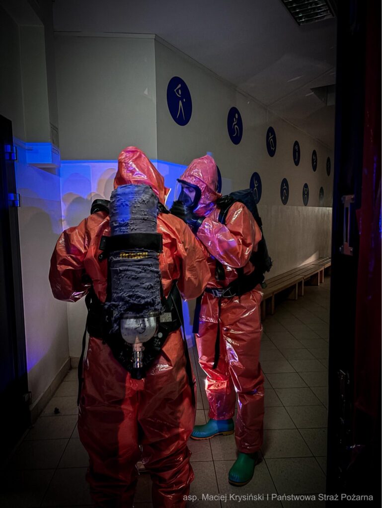 ogrenciler bayildi ve nefes darligindan sikayet etti okuldan 500 den fazla kisi tahliye edilmistir kimyasal itfaiye birimleri is basinda 29279