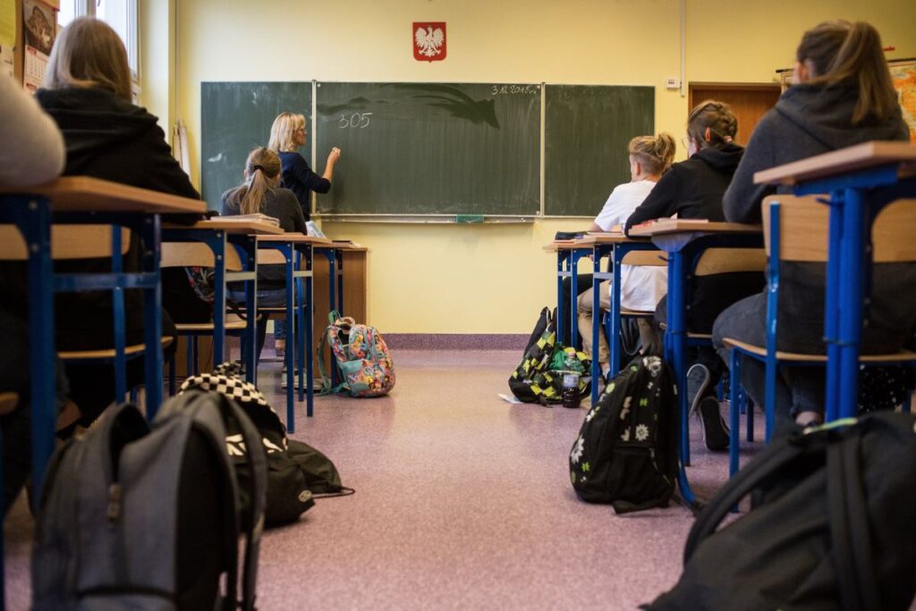 okulda sok edici bir sabah 14 yasindaki bir cocuk elinde palaya benzeyen bir cisimle bahceye girdi 30261