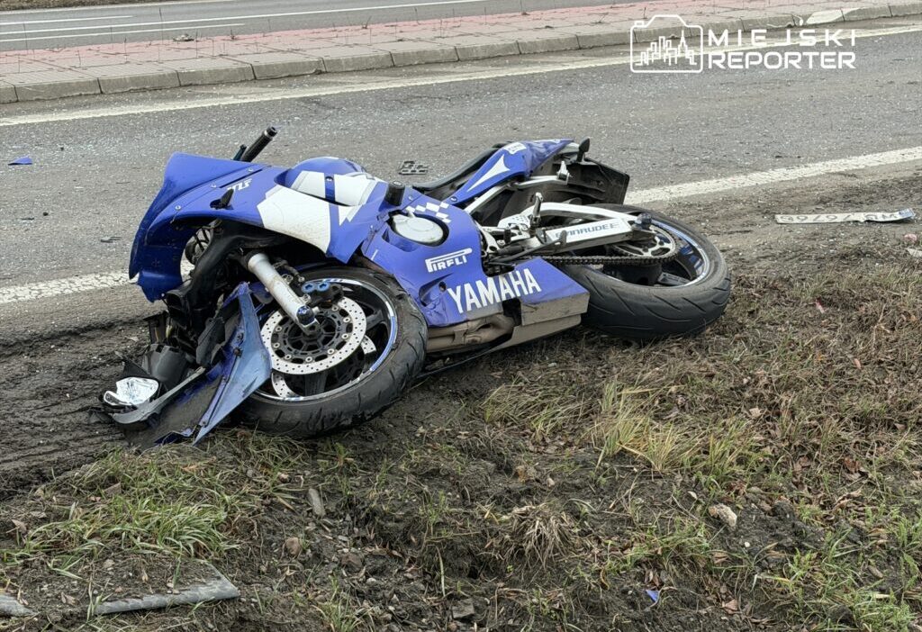 Omur boyu trafikten men cezasi olan alkollu motosiklet surucusu bir arabanin arkasina carpti ve hastaneye kaldirildi 31416
