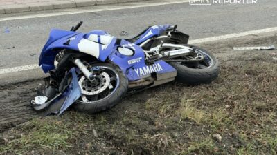 Omur boyu trafikten men cezasi olan alkollu motosiklet surucusu bir arabanin arkasina carpti ve hastaneye kaldirildi 31416