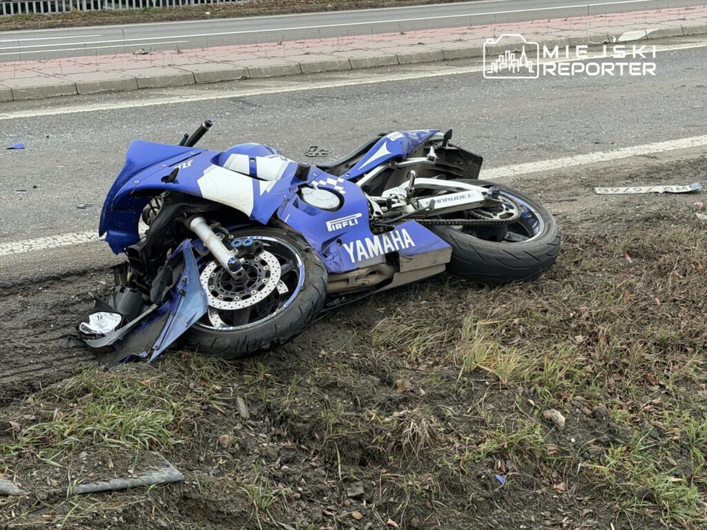 omur boyu trafikten men cezasi olan alkollu motosiklet surucusu bir arabanin arkasina carpti ve hastaneye kaldirildi 31416