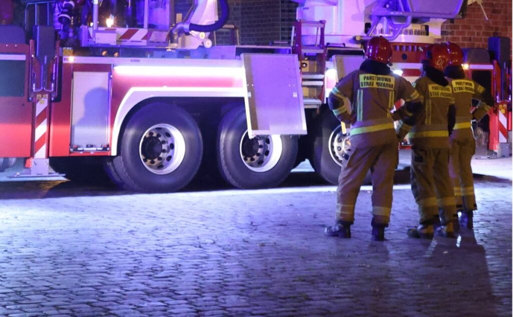 opole elektrik santrali nde ariza uzman bir itfaiyeci grubu is basinda 27781