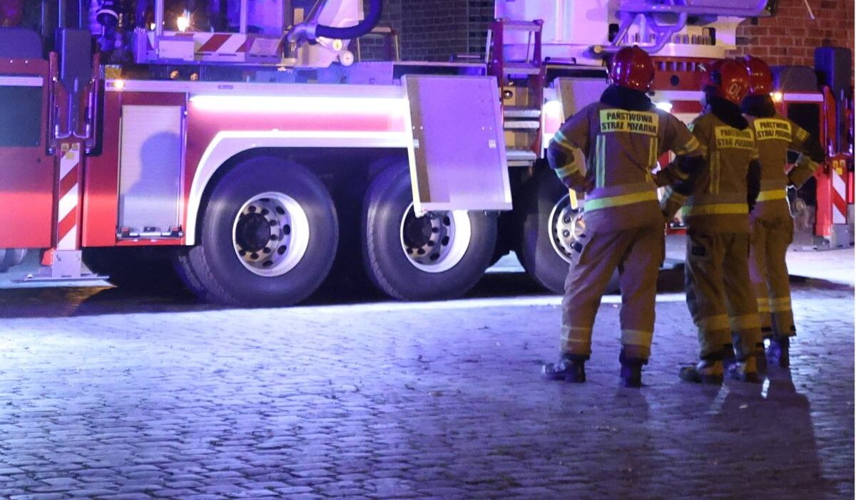 Opole elektrik santrali nde ariza uzman bir itfaiyeci grubu is basinda 27781