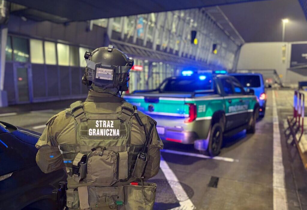 Panama dan polonya ya iade 65 yasindaki adam organize bir suc grubunun basindaydi ve interpol kirmizi bulteniyle araniyordu 32060