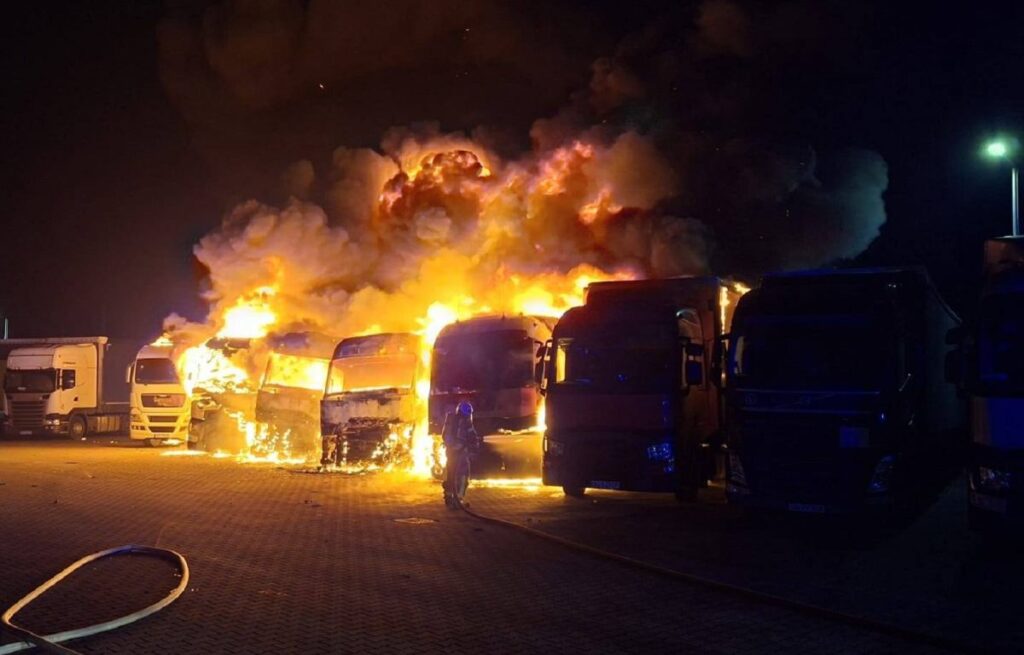 pani wki de yangin kamyonlar alev aldi onemli hasar 29921