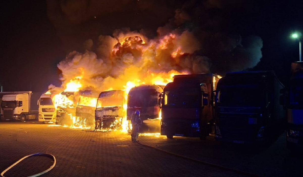 Pani wki de yangin kamyonlar alev aldi onemli hasar 29921