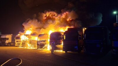 Pani wki de yangin kamyonlar alev aldi onemli hasar 29921