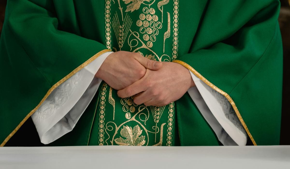 Papaz curia nin raporu uzerine tutuklandi tacizle ilgili guclu miktarda materyal 29179