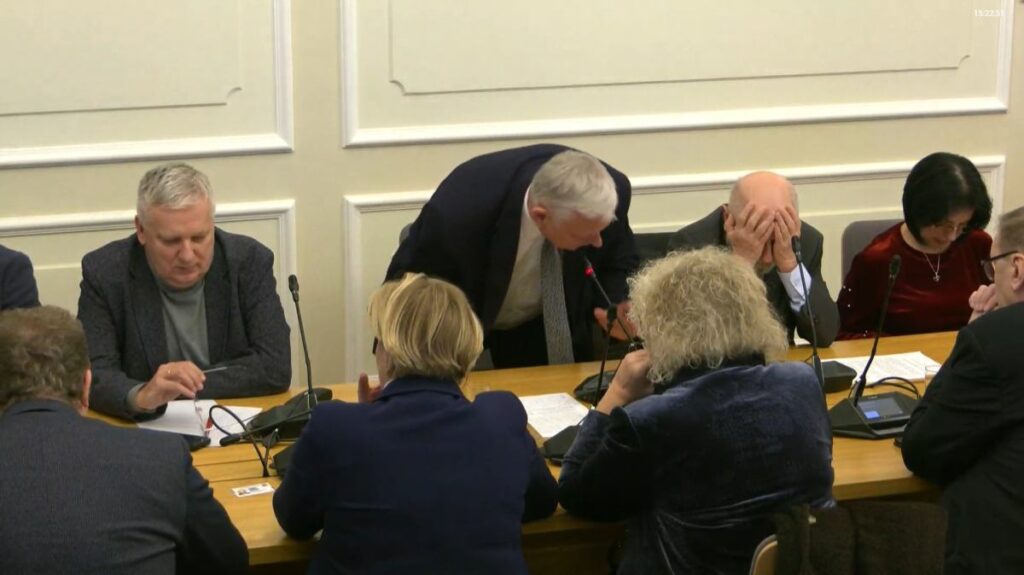 parlamento komisyonunda arbede suski milletvekillerine moronlar dedi ve disari cikti 30781