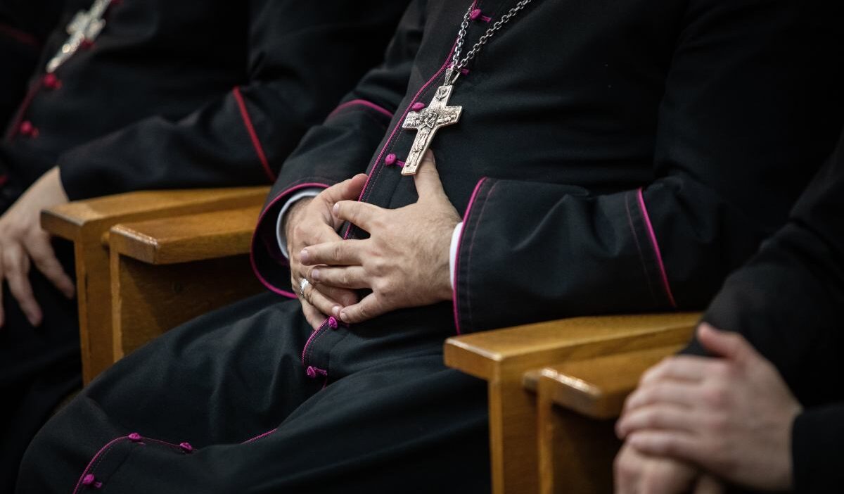 Pedofiliyi örtbas etmekle suçlanan bir tarnów piskoposunun yargılanmasına başlandı. "tarihte bir ilk". 1 Pedofiliyi ortbas etmekle suclanan bir tarn w piskoposunun yargilanmasina baslandi tarihte bir ilk 31963