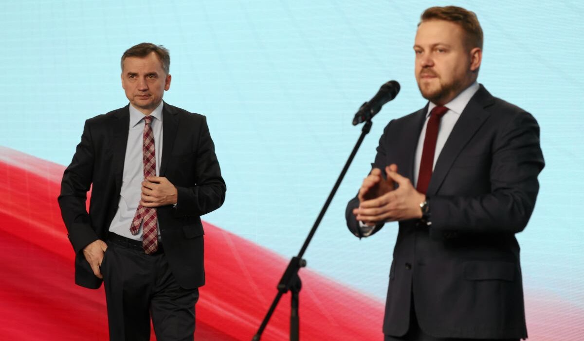 Pis'te sp�r. Ziobra hakkındaydı. "dilini ısırmalı". 1 Pis te sp r ziobra hakkindaydi dilini isirmali 28626