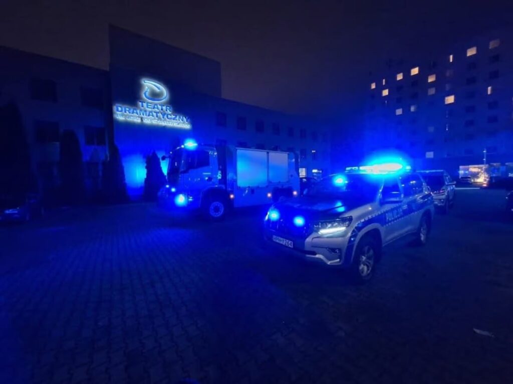 plock ta bir tiyatronun bodrum katinda patlayici madde bulundu ekipler olay yerinde calisiyor 27228