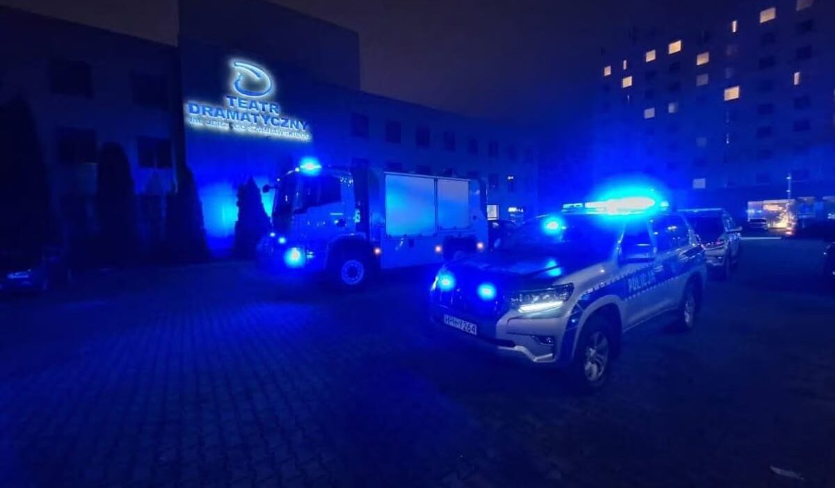 Plock ta bir tiyatronun bodrum katinda patlayici madde bulundu ekipler olay yerinde calisiyor 27228