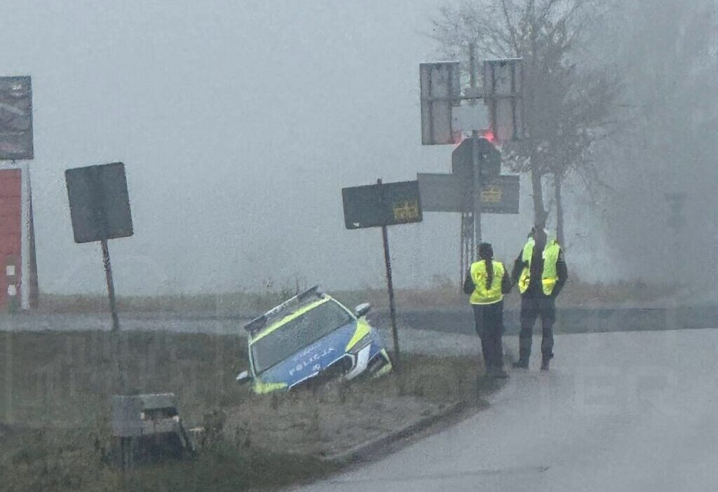 Polis arabasi hendege dustu 28 yasindaki polis memuru hizini yol kosullarina gore ayarlamadi 30916