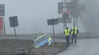 Polis arabası hendeğe düştü. "28 yaşındaki polis memuru hızını yol koşullarına göre ayarlamadı". 3 Polis arabasi hendege dustu 28 yasindaki polis memuru hizini yol kosullarina gore ayarlamadi 30916