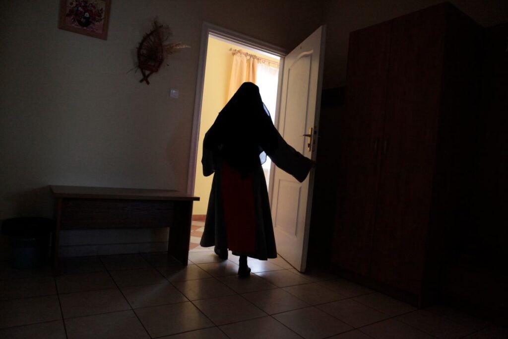 polis bir dps cocuk klinigine girdi bir rahibe ve iki calisan suclamalari duydu 30885