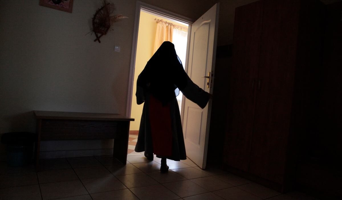 Polis bir dps çocuk kliniğine girdi. Bir rahibe ve iki çalışan suçlamaları duydu 1 Polis bir dps cocuk klinigine girdi bir rahibe ve iki calisan suclamalari duydu 30885