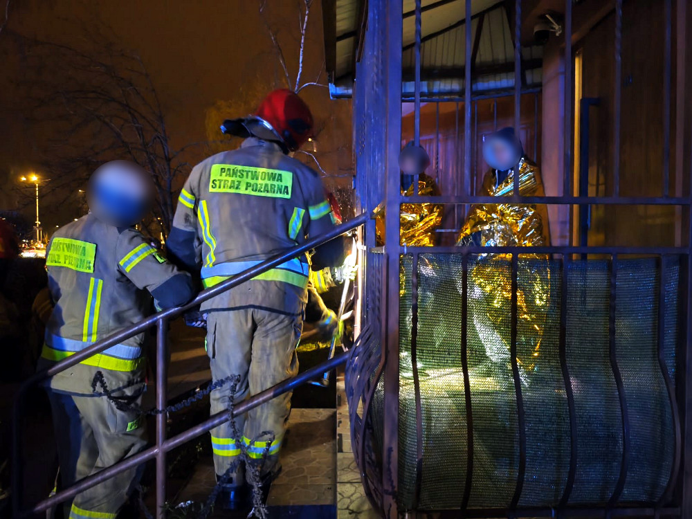 polis memurlari balkonda mahsur kalan genclerin serinlemesini engelledi 28660