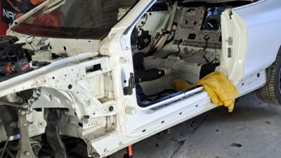 Polis memurlari bir araba deliginde mercedes i parcalara ayiran iki kisiyi tutukladi 31367