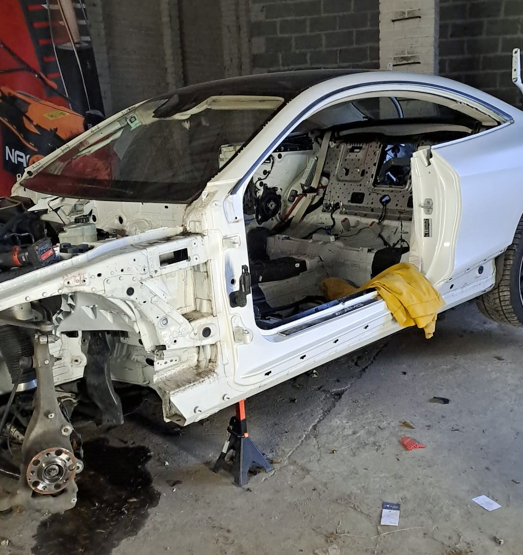 Polis memurlari bir araba deliginde mercedes i parcalara ayiran iki kisiyi tutukladi 31367