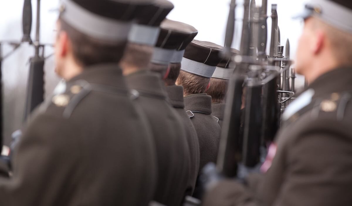 Polonya nin komsusu zorunlu askerlige karar verdi ordudan bir duyuru var 27511