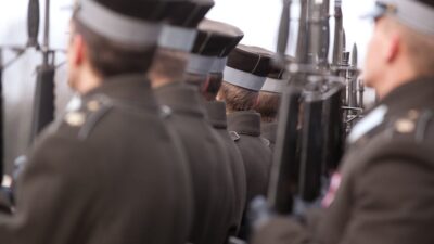 Polonya nin komsusu zorunlu askerlige karar verdi ordudan bir duyuru var 27511