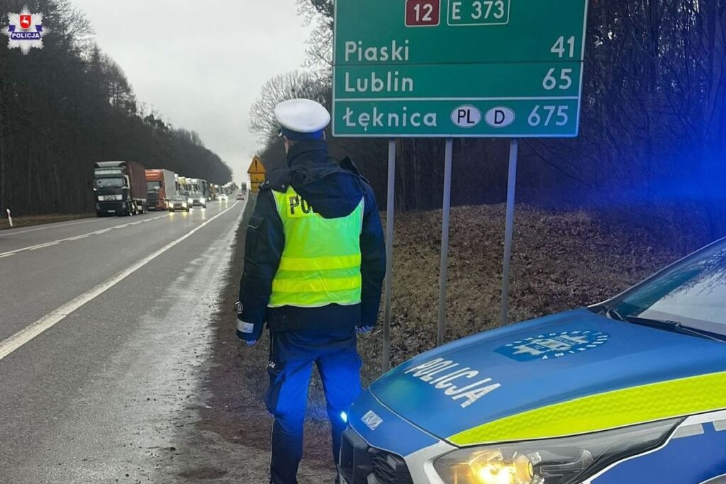 polonya ukrayna sinirinda devasa bir trafik sikisikligi bir dizi kamyon 20 km boyunca 36 saat beklemek zorundasiniz 31537