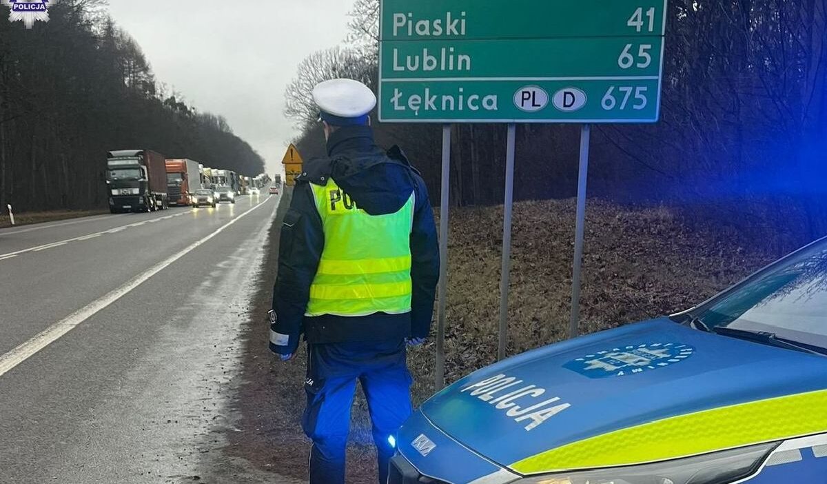 Polonya ukrayna sinirinda devasa bir trafik sikisikligi bir dizi kamyon 20 km boyunca 36 saat beklemek zorundasiniz 31537