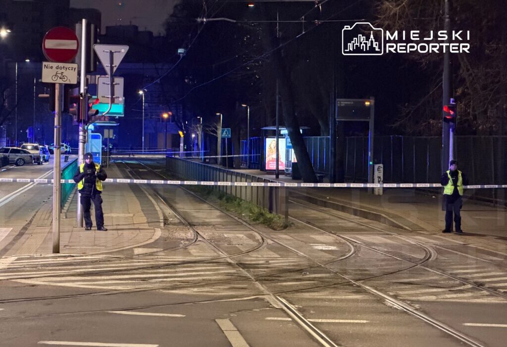 Praga p noc ta bir tramvay rayinda supheli paket piroteknikciler olay yerinde calisiyordu bir guvenlik bolgesi olusturuldu 27322