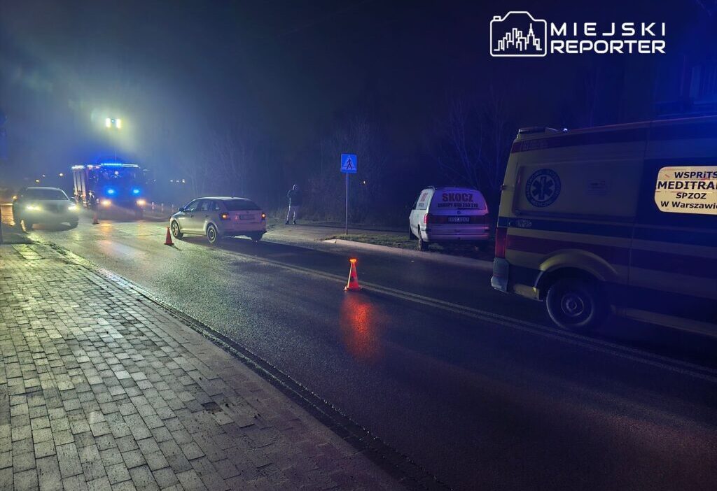 Pruszków'da bir skoda ile bir volkswagen çarpıştı - araba çimenlerin üzerine düştü 1 Pruszk w da bir skoda ile bir volkswagen carpisti araba cimenlerin uzerine dustu 29049
