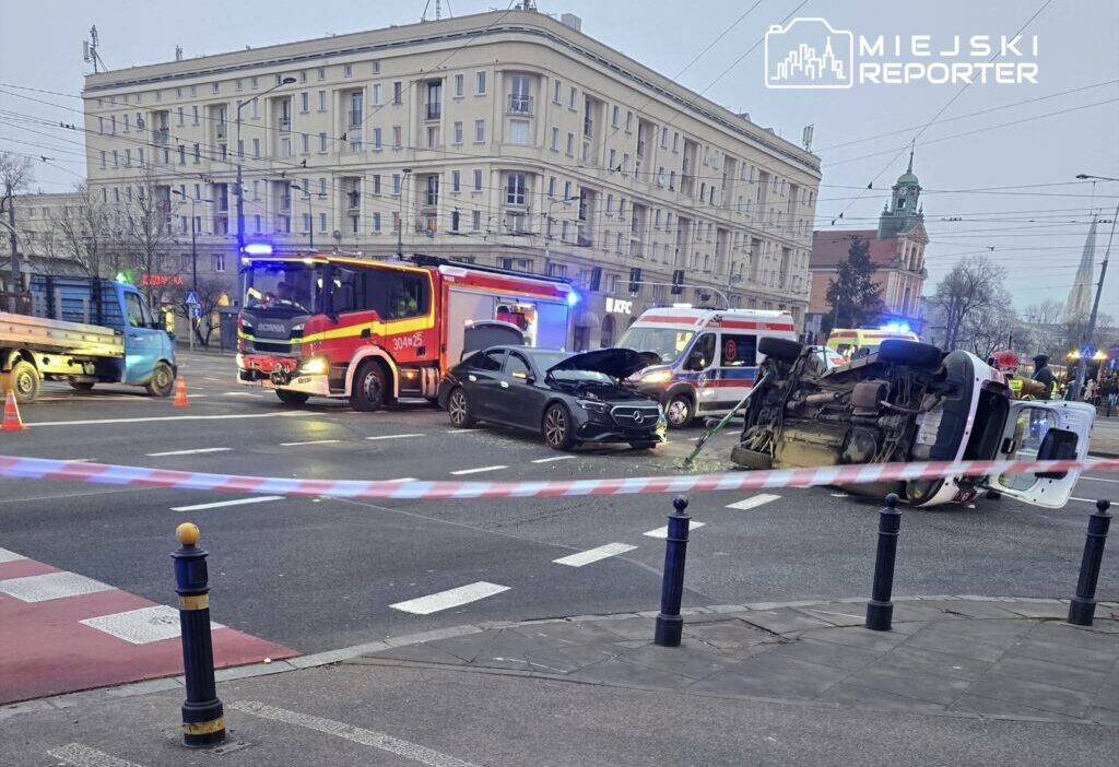Raydan çıkan tramvaya doğru sürdüler, bir mercedes ile çarpıştılar ve çatıya çıktılar. 3 kişi hastanede 1 Raydan cikan tramvaya dogru surduler bir mercedes ile carpistilar ve catiya ciktilar 3 kisi hastanede 27846