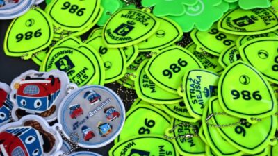 Reflektorlu noel agaclari varsova ya geri donuyor binlerce etiket yayalari bekliyor 27136