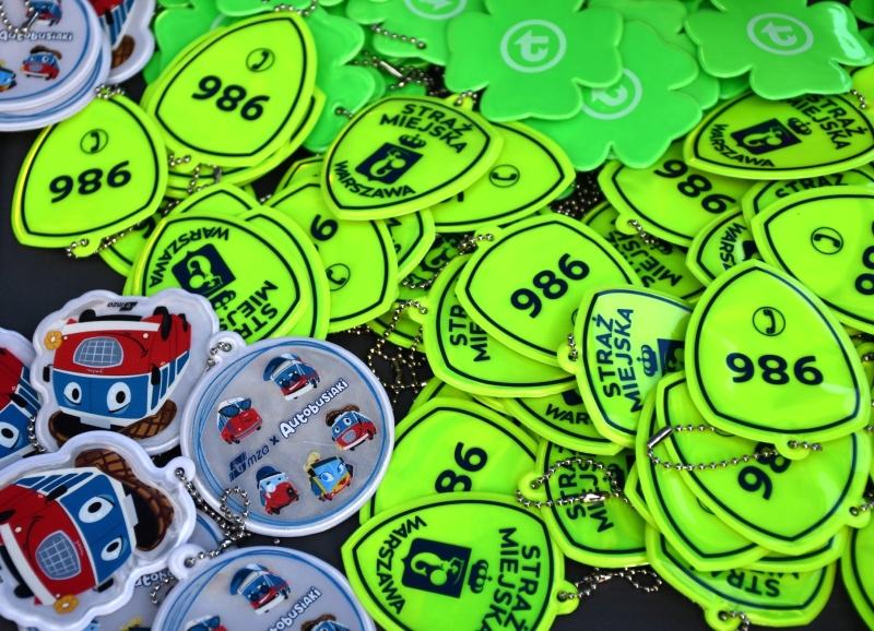 Reflektorlu noel agaclari varsova ya geri donuyor binlerce etiket yayalari bekliyor 27136