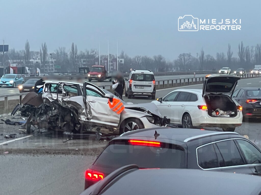 s7 guzergahinda ciddi bir kaza araclardan biri ezildi surucunun durumu ciddi yol kapandi 30376