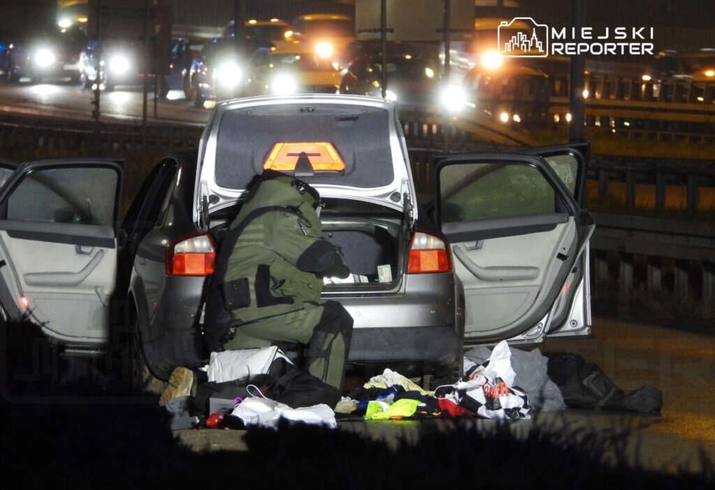 S8 boyunca servis yolunda piroteknik eylem audi marka bir binek aracta arama yapilmistir cadde kapatildi 28765