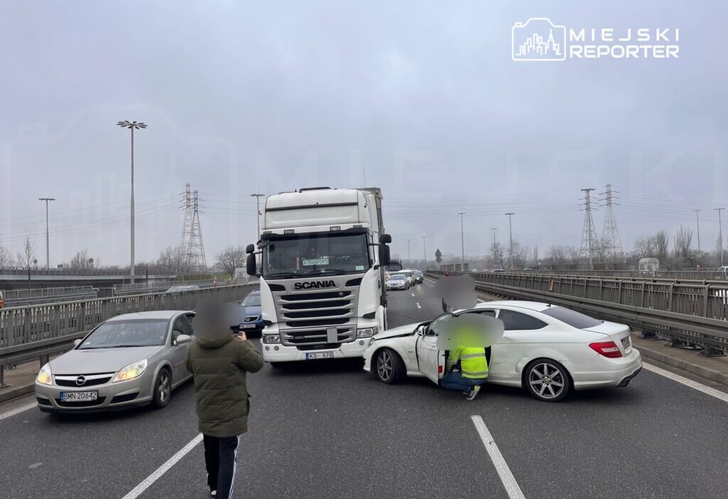 S8 de bir kamyon ile bir mercedes carpisti i ki serit kapandi 31339