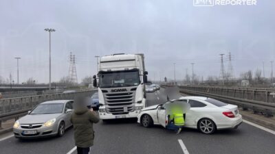 S8 de bir kamyon ile bir mercedes carpisti i ki serit kapandi 31339