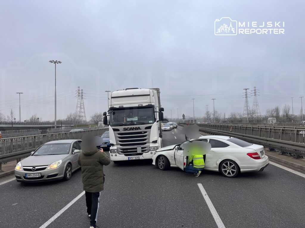 s8 de bir kamyon ile bir mercedes carpisti i ki serit kapandi 31339