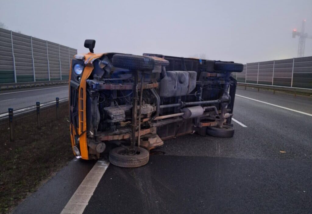 S8 de iki arac carpisti lublin yan yatti 31401