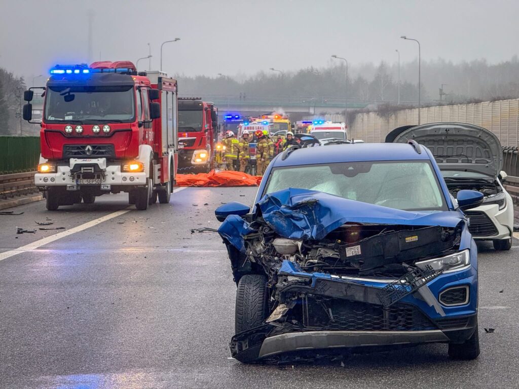 s8 yolunda trafik kazasi aralarinda 5 cocugun da bulundugu cok sayida yarali var yol kapandi 32512