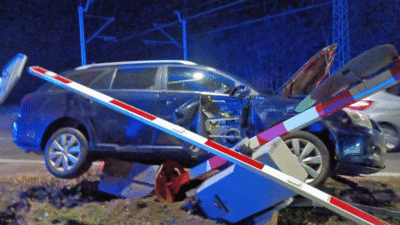 Sarhos surucu demiryolu altyapisina daldi adamin 2 promil alkollu oldugu belirlendi demiryolu olayin goruntulerini yayinladi vi deo 27066