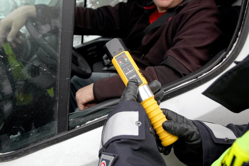 savcinin davranisi sok ediciydi bir polis memurunun onun icin ufleyip uflemeyecegini sormak uzereydi suclamalari duydu 30040