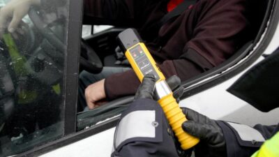 Savcinin davranisi sok ediciydi bir polis memurunun onun icin ufleyip uflemeyecegini sormak uzereydi suclamalari duydu 30040