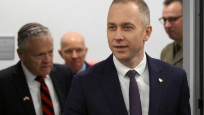 Savunma bakanlığı başkan yardımcısı cumhurbaşkanına puan verdi. "polonya-polonya savaşını kışkırtmaya çalışıyor". 4 Savunma bakanligi baskan yardimcisi cumhurbaskanina puan verdi polonya polonya savasini kiskirtmaya calisiyor 29269