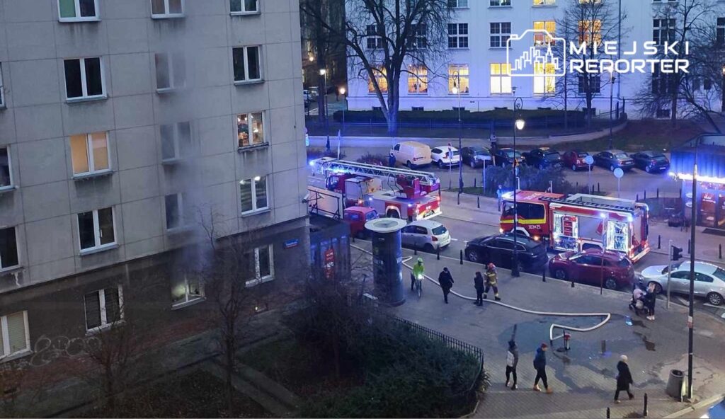 Sehir merkezinde daire yangini i tfaiye olay yerinde calisiyor 27404