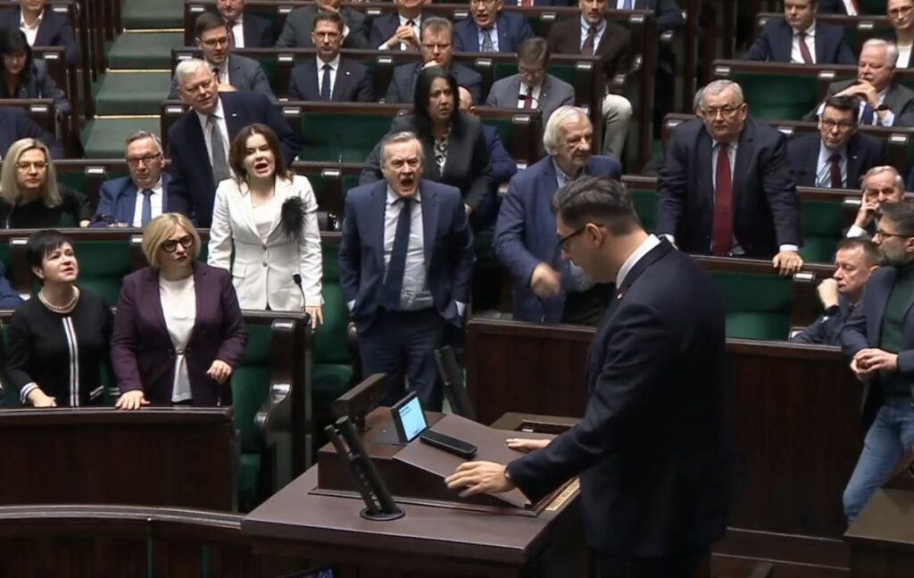 sejm de arbede hukuk ve adalet milletvekilleri muhbir ile ilgili sozlerin ardindan siralarindan kalkti hoduk 30640