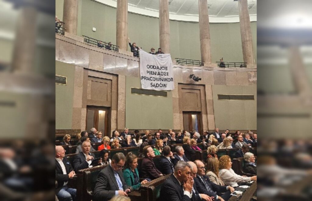 sejm oturumu sirasinda olay cikti bir pankart actilar utanc 27952