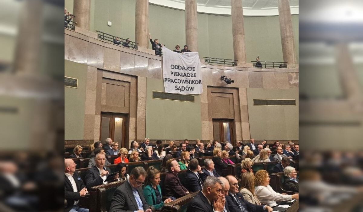 Sejm oturumu sirasinda olay cikti bir pankart actilar utanc 27952