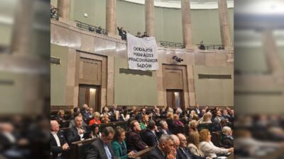 Sejm oturumu sirasinda olay cikti bir pankart actilar utanc 27952