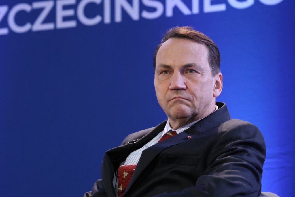 sikorski hanuka bayrami ile ilgili haberlere tepki gosterdi baskan in bundan kurtulup kurtulamayacagini gormek ilginc olacak 30096